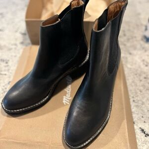 Madewell Women’s black leather lug sole Chelsea boots size 12